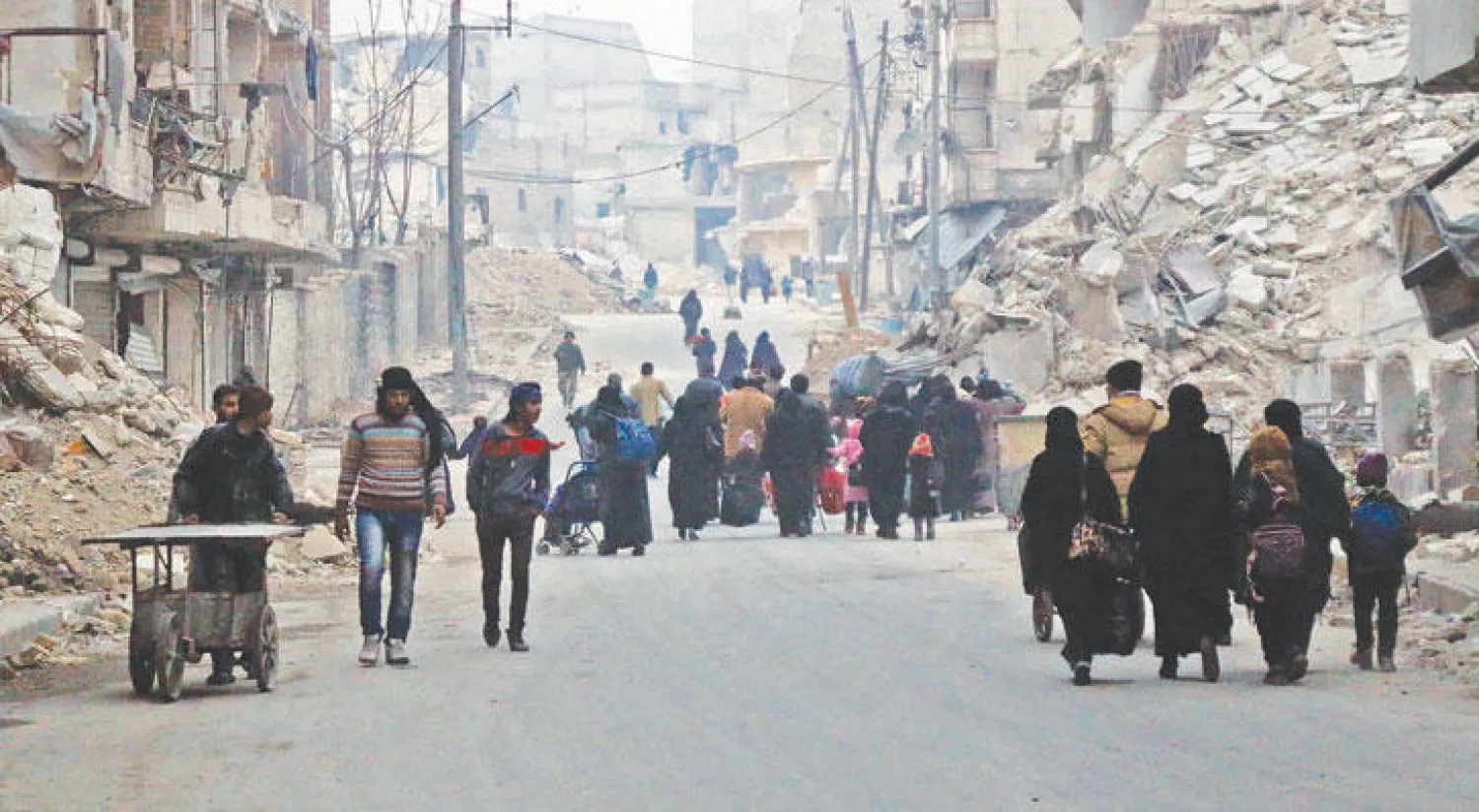 نازحون من حي السكري في حلب الشرقية يبحثون عن ملاذ آمن هربا من قوات النظام التي اقتربت أمس من استعادة كامل المناطق التي تسيطر عليها فصائل المعارضة (أ.ف.ب)