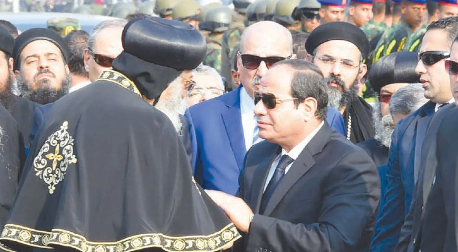 الرئيس المصري عبد الفتاح السيسي يعزي الأنبا تواضروس خلال مراسم تشييع جثامين الحادث الإرهابي الذي استهدف الكنيسة البطرسية («الشرق الأوسط»)