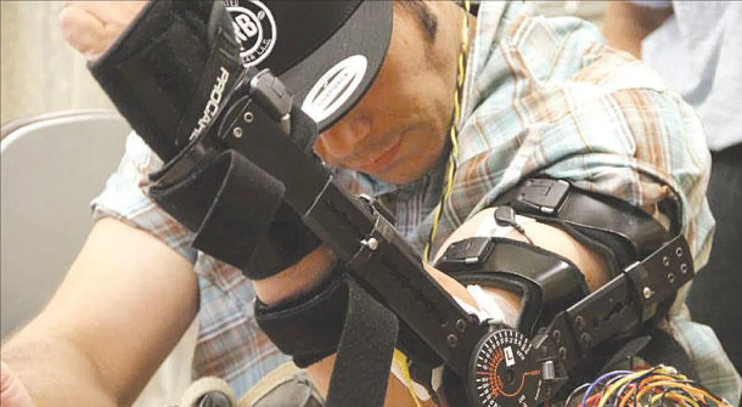 براين غوميز يقوي عضلات يده في جلسة للعلاج الطبيعي ({الشرق الأوسط})