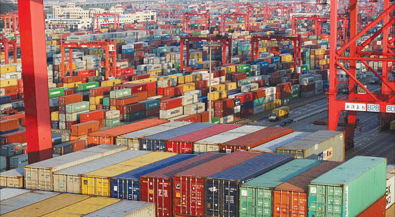 تقرير «حالة العالم 2017» أشار إلى أن الأسواق الناشئة لن تشهد نموًا اقتصاديًا كبيرًا أو مفاجئًا  على مستوى الديون العالمية وذلك لعدم وجود برامج إعادة الهيكلة (رويترز)