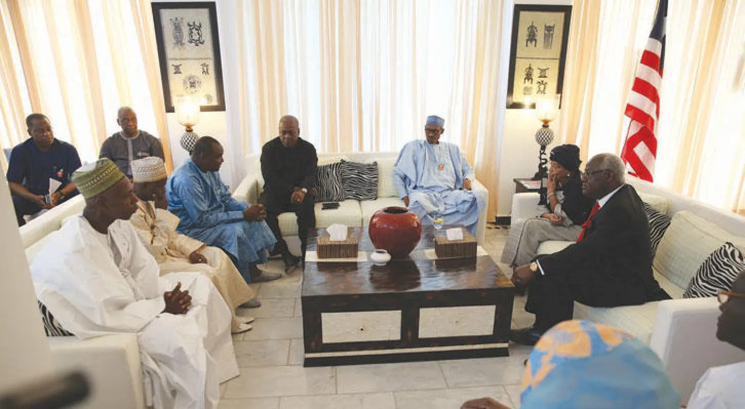 رئيس غامبيا المنتخب آدم بارو في استقبال قادة غرب أفريقيا الذين حلوا بغامبيا أمس للضغط على رئيسها الخاسر في الانتخابات للتخلي عن السلطة (رويترز)