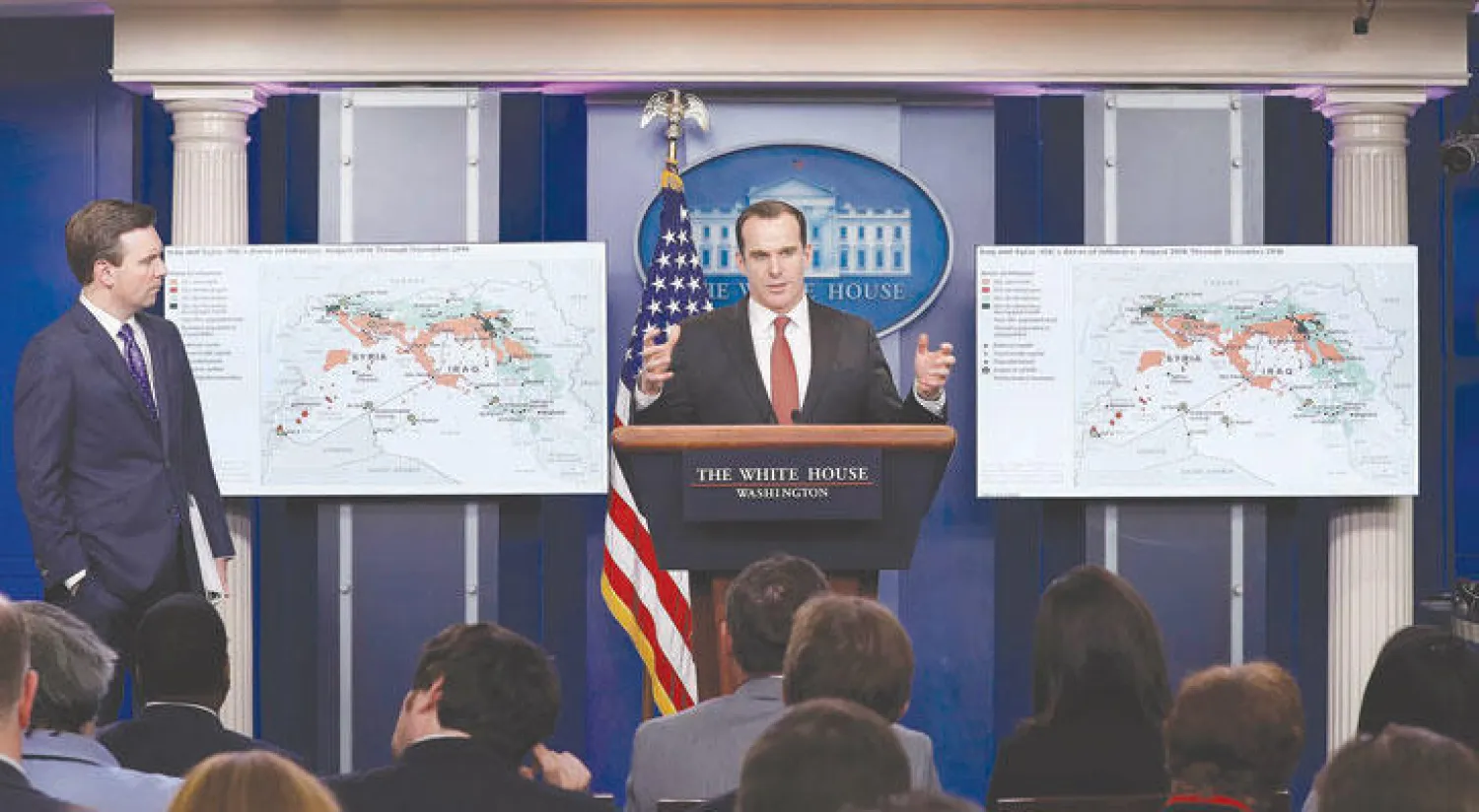 برت ماكغواير مبعوث البيت الأبيض للتحالف الدولي ضد «داعش» والمتحدث الإعلامي باسم البيت الأبيض جون أرنست يتحدثان حول الأوضاع في سوريا مساء أمس (أ.ب)