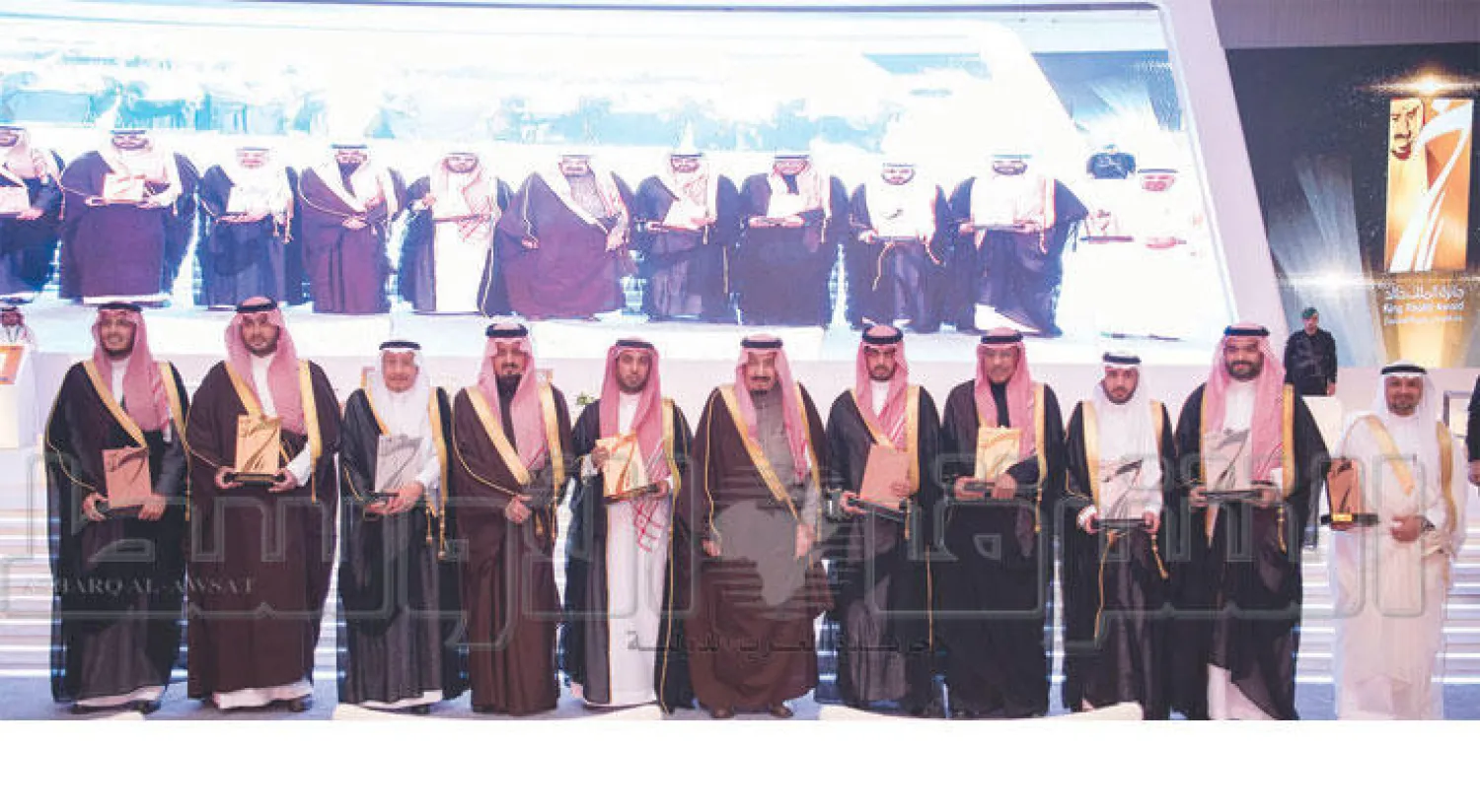 الملك سلمان بن عبد العزيز في صورة تذكارية مع الفائزين بجائزة الملك خالد (تصوير: بندر الجلعود)