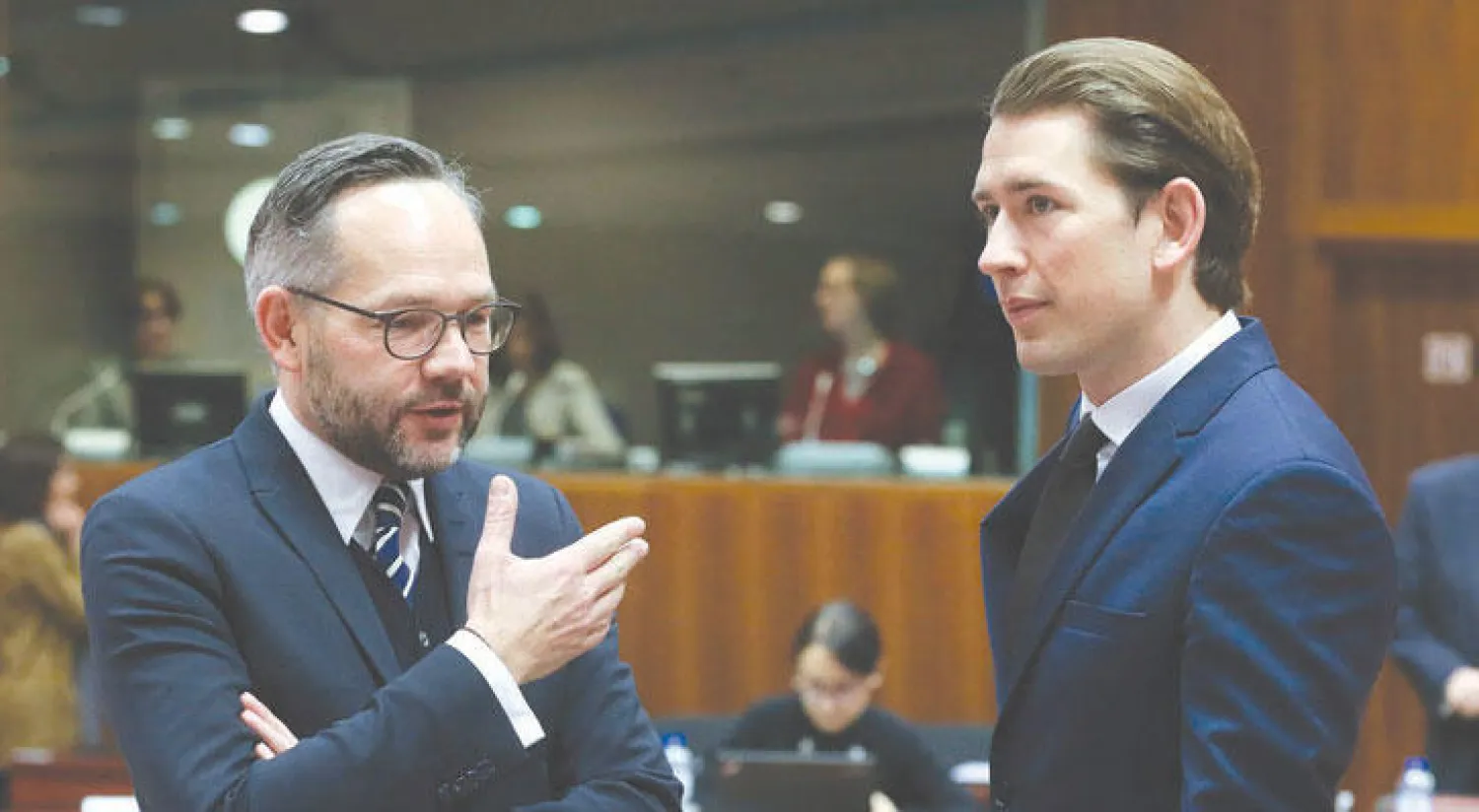 الوزير الألماني للشؤون الأوروبية ميشائيل روث مع وزير خارجية النمسا سيبستيان كورز خلال أعمال مجلس وزراء الخارجية التي اختتمت أمس في بروكسل (إ.ب.أ)