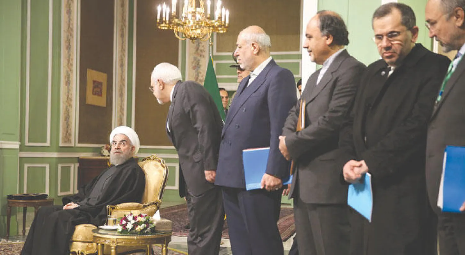 الرئيس الإيراني حسن روحاني یتحدث ‌إلى وزير الخارجية محمد جواد ظريف أمس في قصر سعد آباد قبل لحظات من إصدار أوامره إلى مسؤولين لوضع خطط لبناء السفن تعمل بالطاقة النووية ردًا على تمديد العقوبات الأميركية (أ.ب)