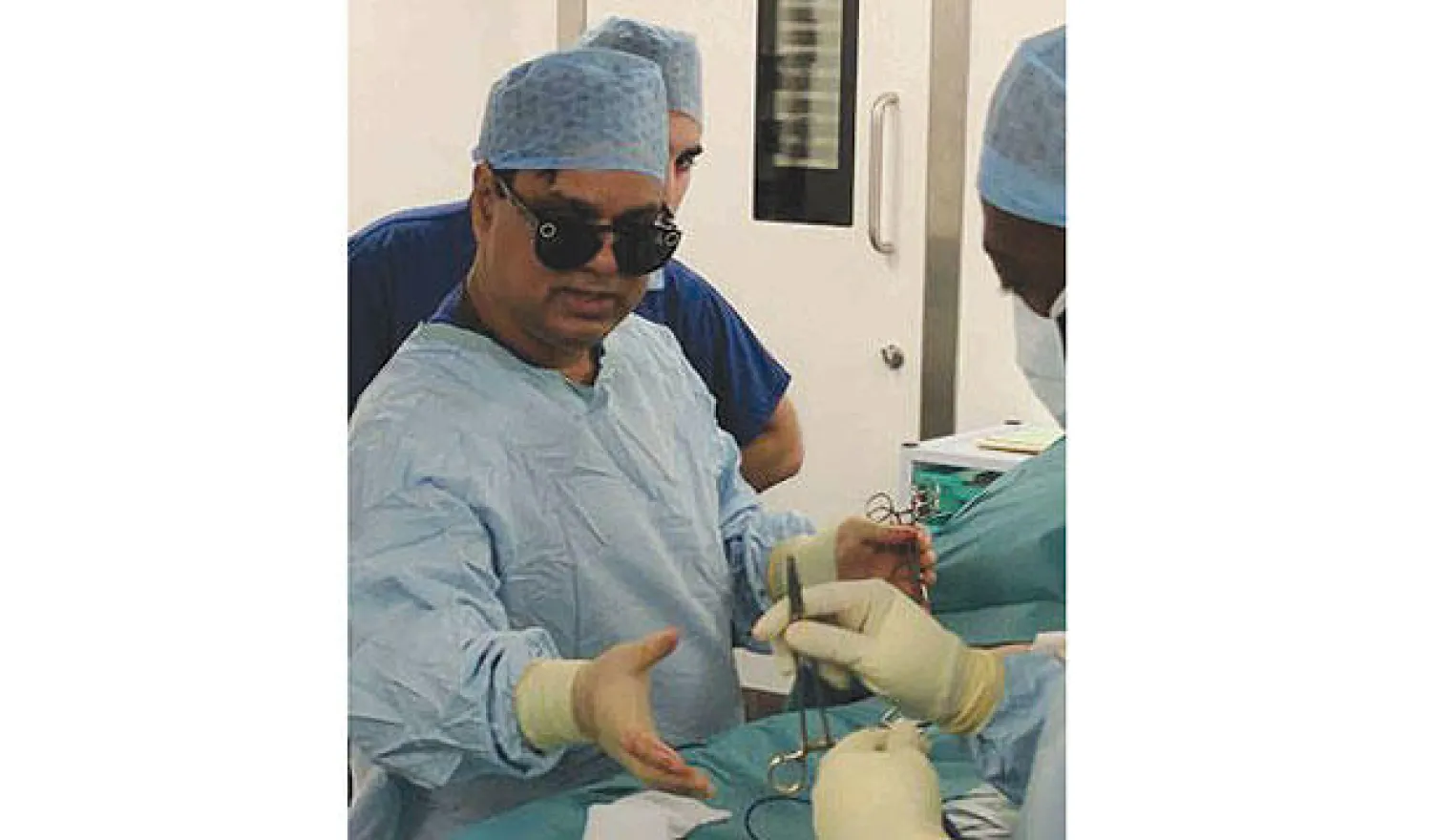 الجراح شافي أحمد يرتدي نظارات «سنابشات»  أثناء إجراء العملية الجراحية