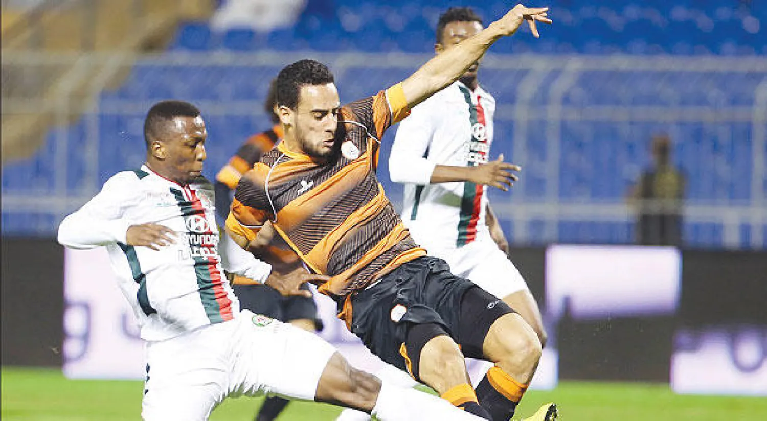 جانب من مباراة سابقة للشباب والاتفاق (تصوير: عبد العزيز النومان)