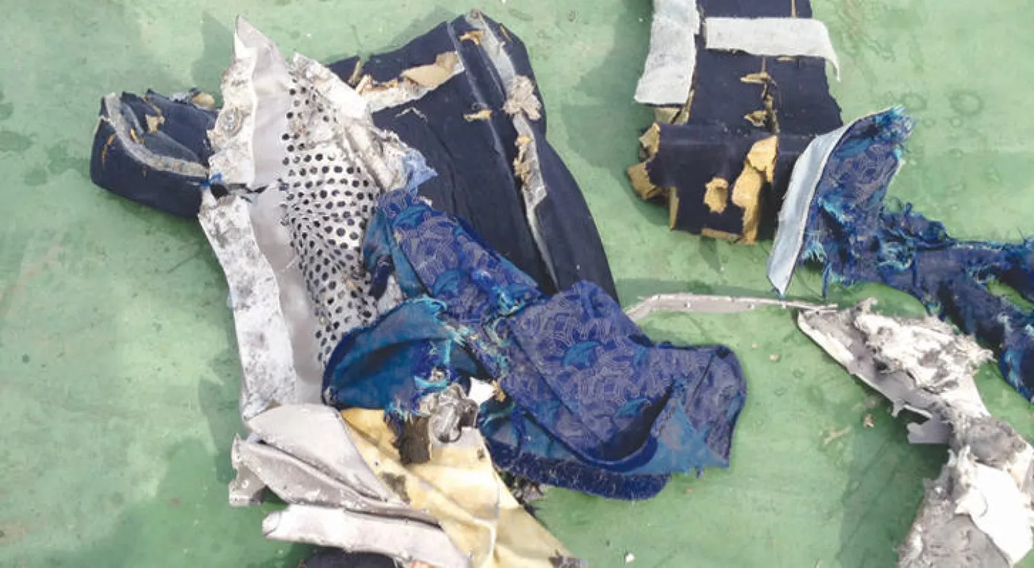 أجزاء من كراسي الطائرة المنكوبة (إ.ب.أ)