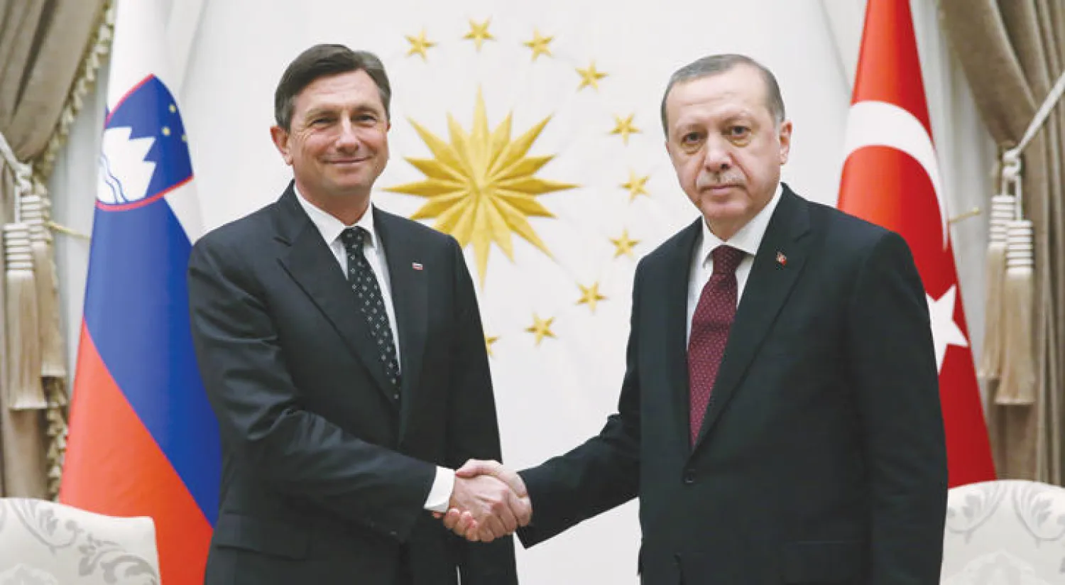 الرئيس التركي رجب طيب إردوغان يرحب بنظيره السلوفيني بوروت باهور في القصر الرئاسي بأنقرة أمس (رويترز)