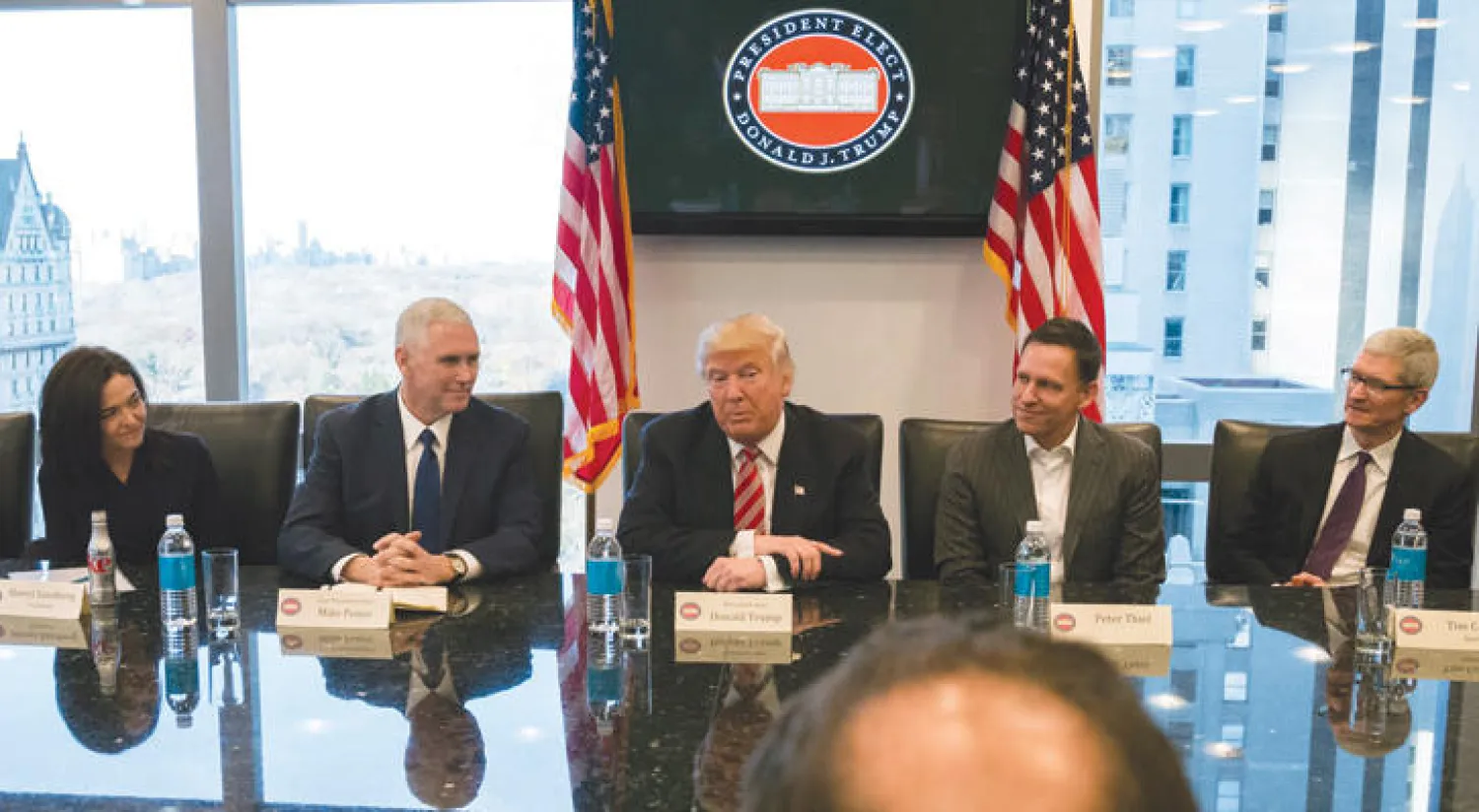 الرئيس الأميركي المنتخب دونالد ترامب خلال لقائه مع عدد مع المسؤولين عن شركات تعمل في القطاع التكنولوجي في برج دونالد ترامب في نيويورك أول من أمس (إ.ب.أ)