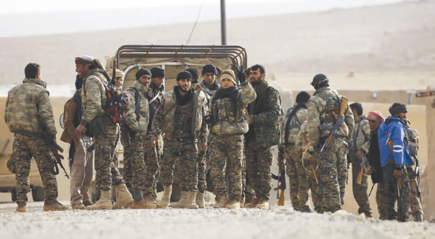 مسلحون من ميليشيا «قوات سوريا الديمقراطية» ذات الغالبية الكردية  يتجمعون في إحدى قرى محافظة الرقة (أ.ف.ب)