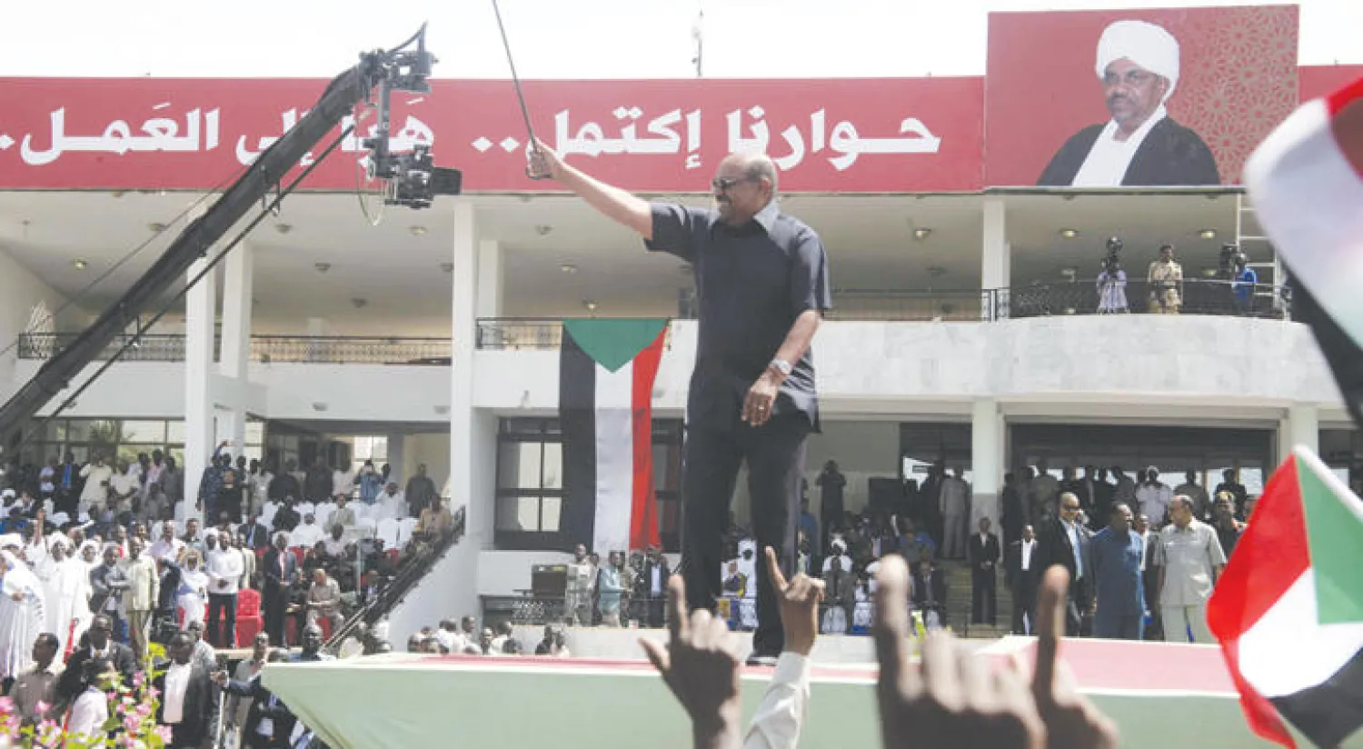 الرئيس السوداني عمر البشير يتحدث إلى مناصريه في إحدى ساحات الخرطوم في صورة تعود إلى أكتوبر الماضي (غيتي)