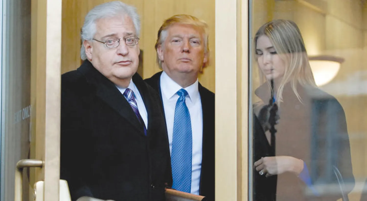 الرئيس الأميركي المنتخب دونالد ترامب رفقة ابنته إيفانكا وديفيد فريدمان مستشاره خلال الحملة الرئاسية الذي عينه سفيرًا في إسرائيل (بلومبيرغ)