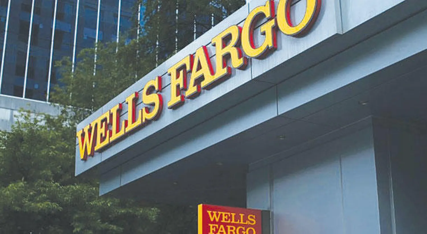 المصرف أُجبر على دفع 185 مليون دولار غرامة وتفسير سلوكه أمام الكونغرس وإقالة الرئيس التنفيذي له (رويترز)