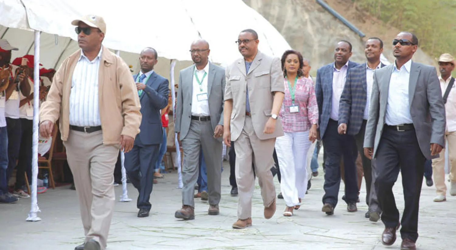 رئيس الوزراء الإثيوبي هيلي ماريام ميسالين يتقدم المشاركين في احتفالات تدشين سد «جيب 3» الذي يعرف باسم سد «النهضة» في العاصمة أديس أبابا أمس (أ.ف.ب)