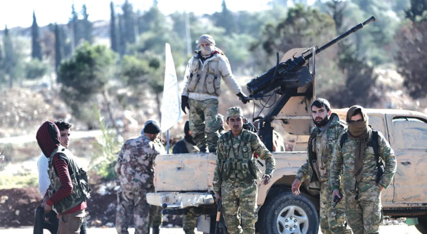 عناصر من {الجيش الحر} يستعرضون أسلحتهم بمنطقة العسال  في حلب أمس (غيتي)