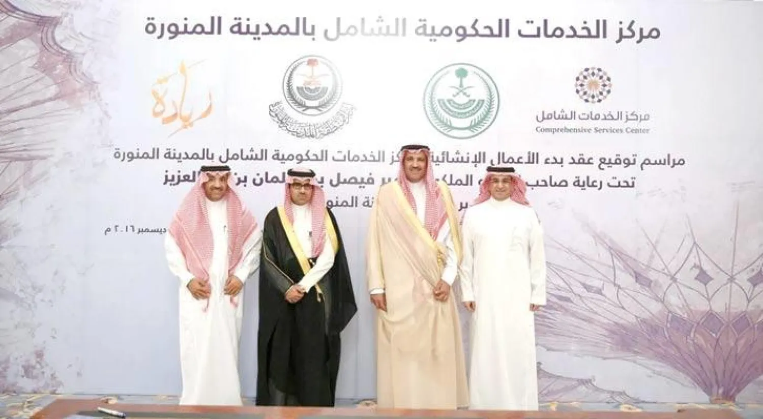 الأمير فيصل بن سلمان خلال رعايته توقيع الاتفاقية («الشرق الأوسط»)