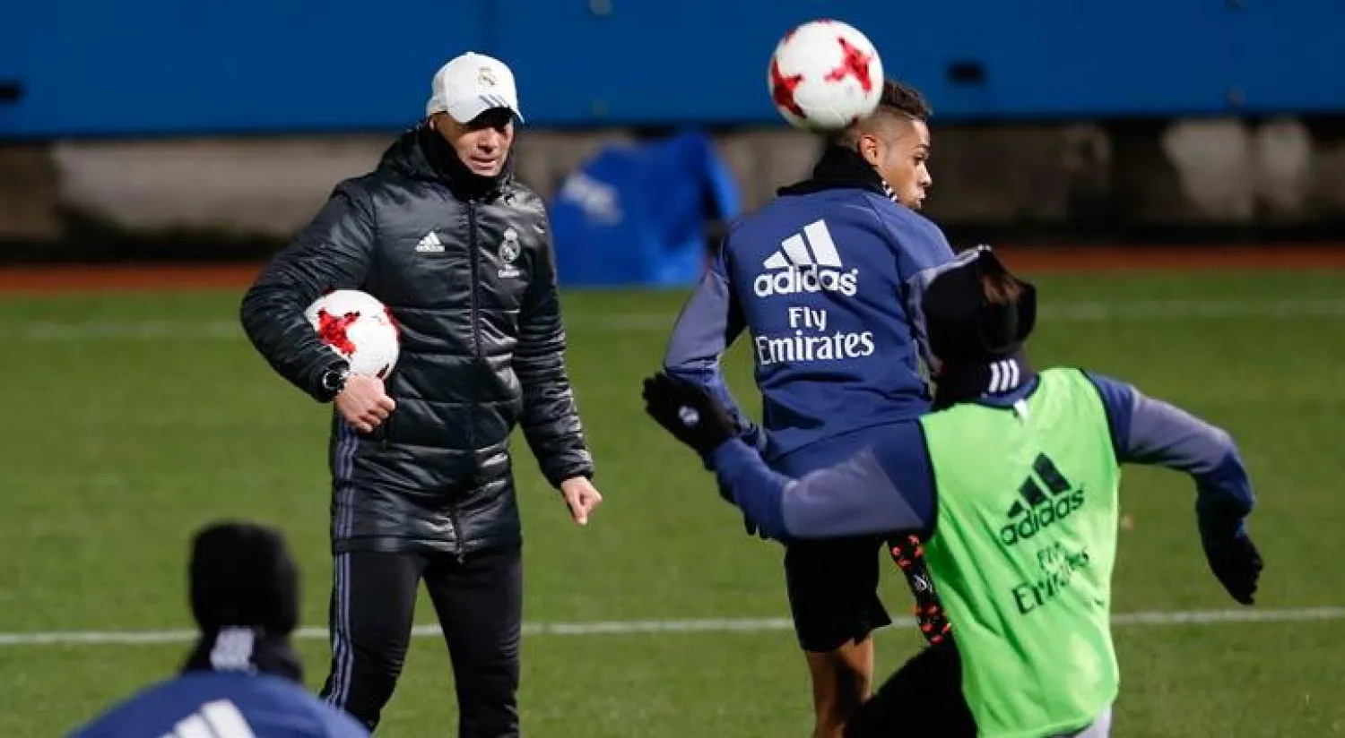 زيدان يراقب لاعبي الريال في التدريبات قبل مواجهة النهائي (أ.ب)