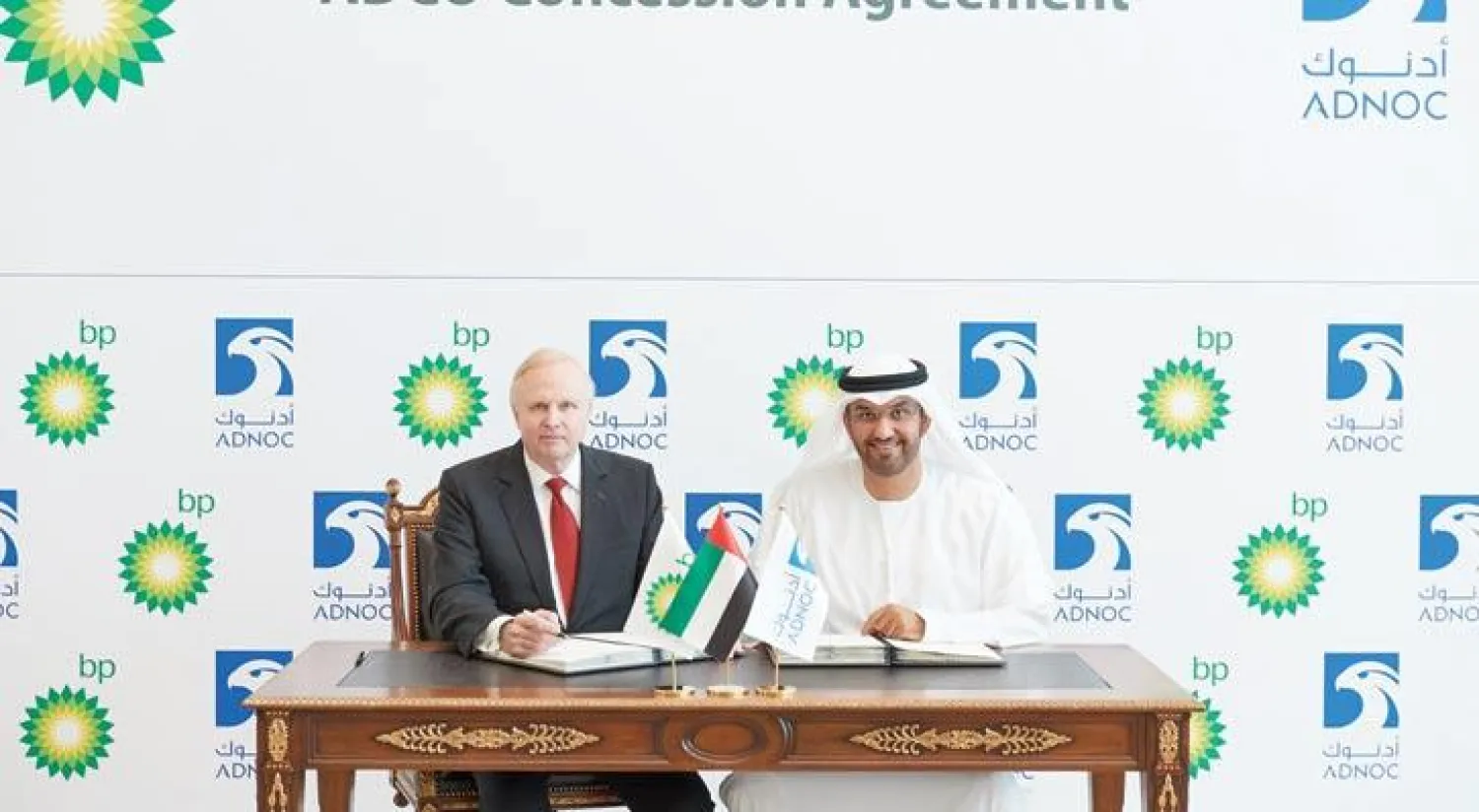 الدكتور سلطان الجابر الوزير والرئيس التنفيذي لأدنوك وبوب دادلي العضو المنتدب والرئيس التنفيذي لمجموعة بي بي خلال توقيع الاتفاقية («الشرق الأوسط»)