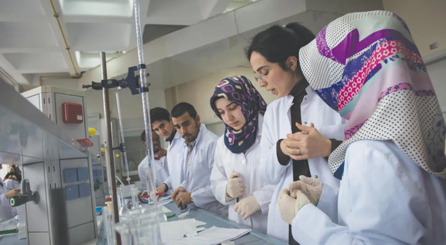 مختبر في جامعة «فاتح» بإسطنبول التي كان يدرس بها نحو 18 ألف طالب بينهم نسبة كبيرة من الأجانب قبل أن تغلقها الحكومة (غيتي)