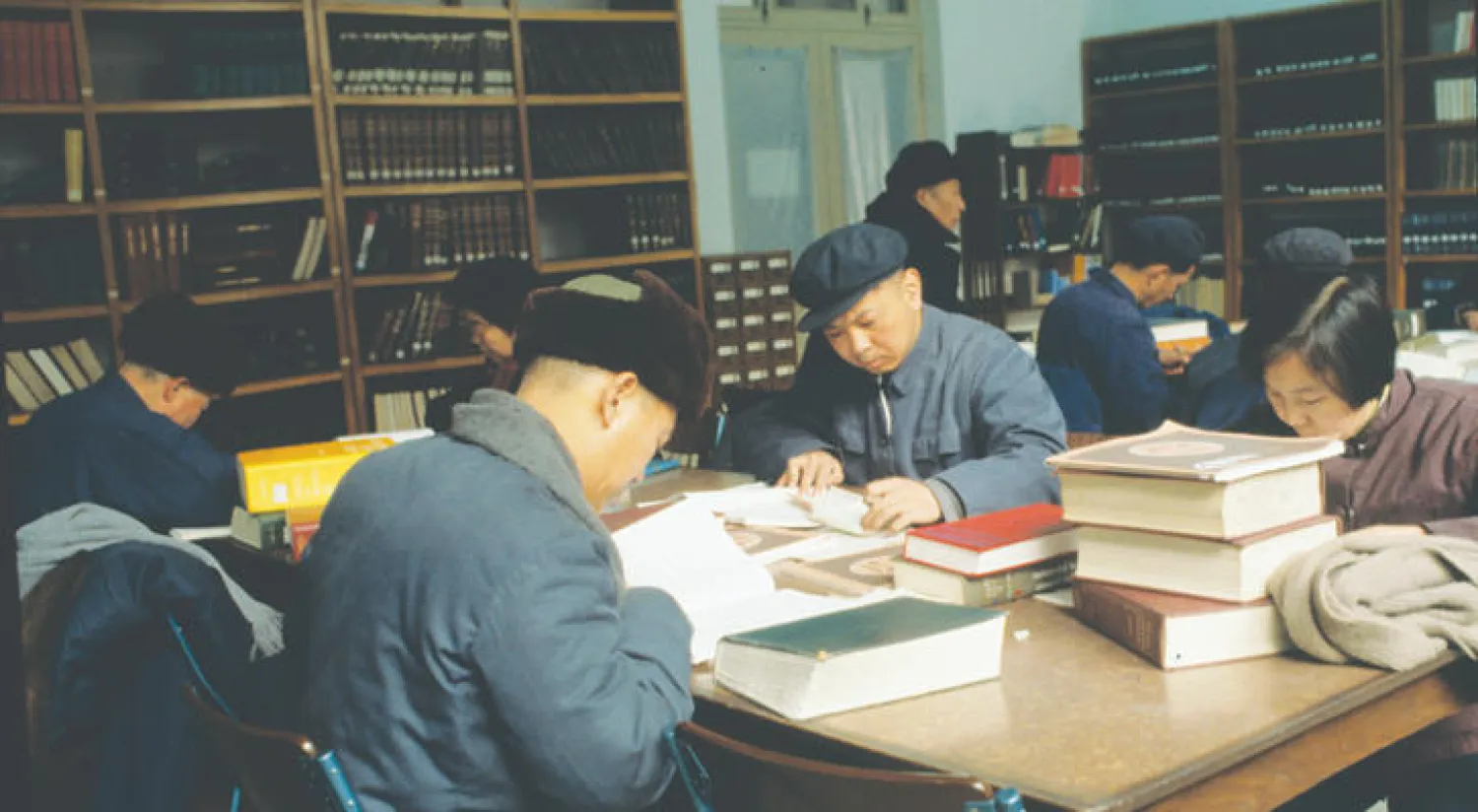 طلاب في مكتبة جامعة بكين (غيتي)