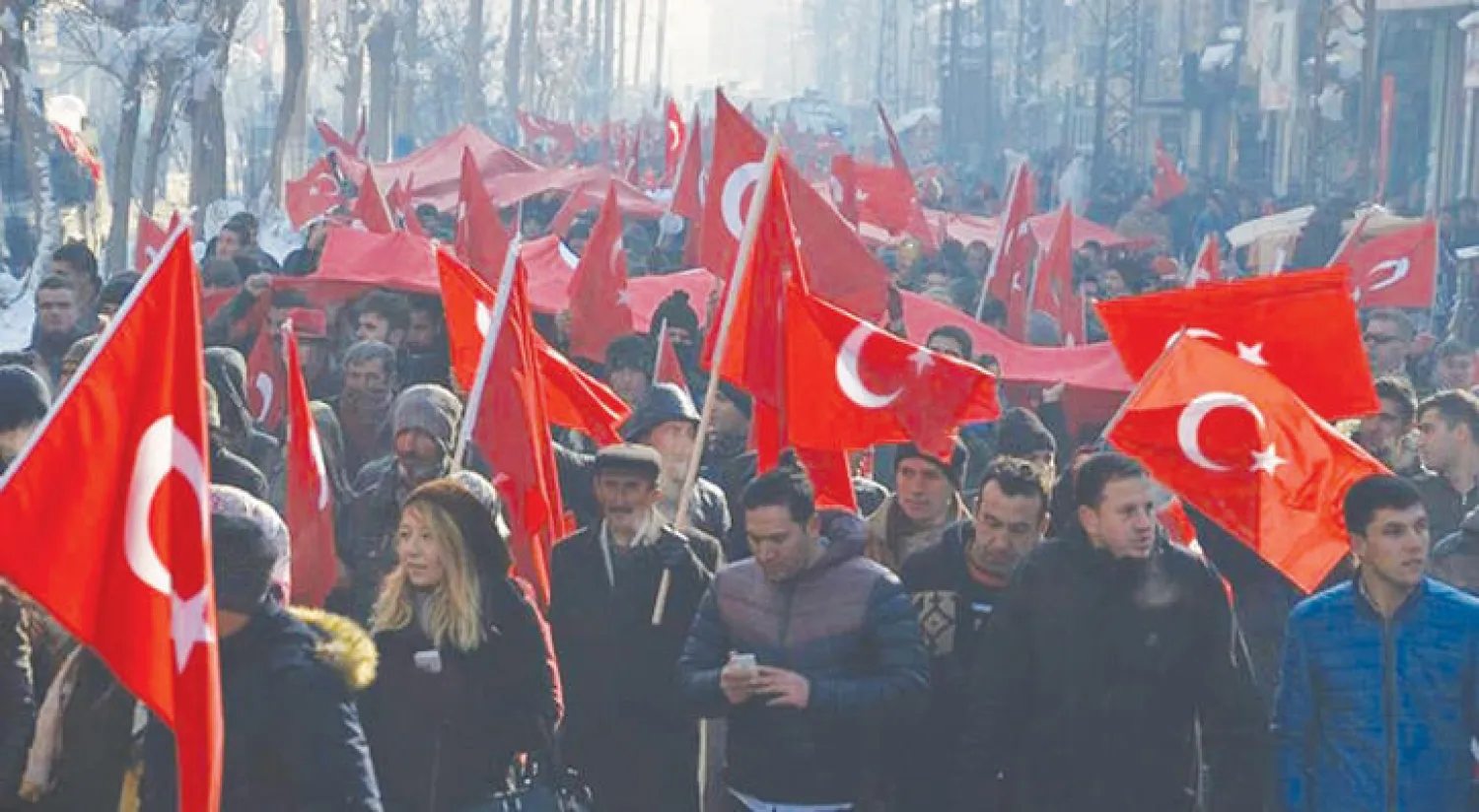 مظاهرة في ديار بكر جنوب شرقي تركيا ضد الإرهاب أمس («الشرق الأوسط»)