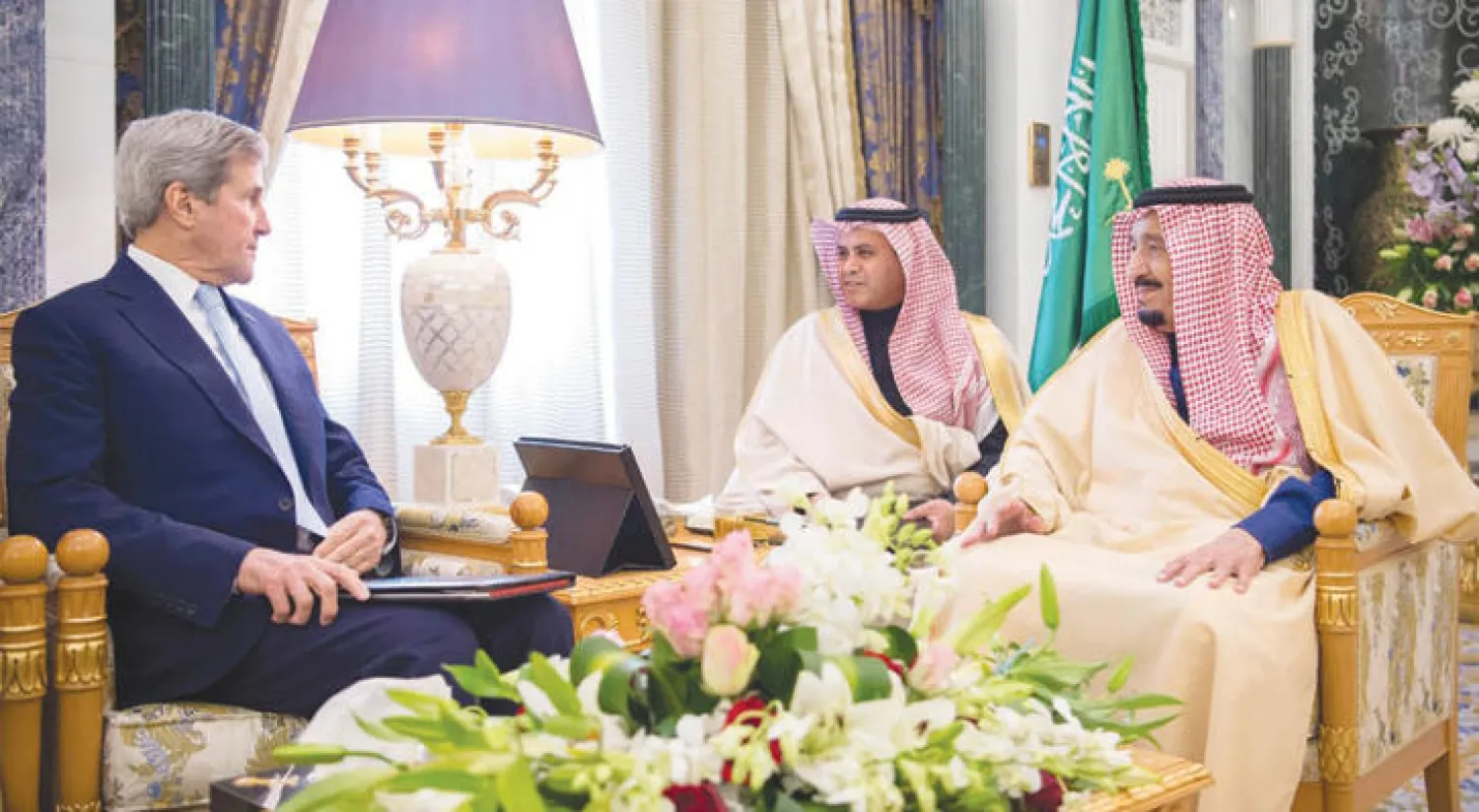 خادم الحرمين الشريفين الملك سلمان بن عبد العزيز لدى لقائه وزير الخارجية الأميركي في الرياض أمس (واس)