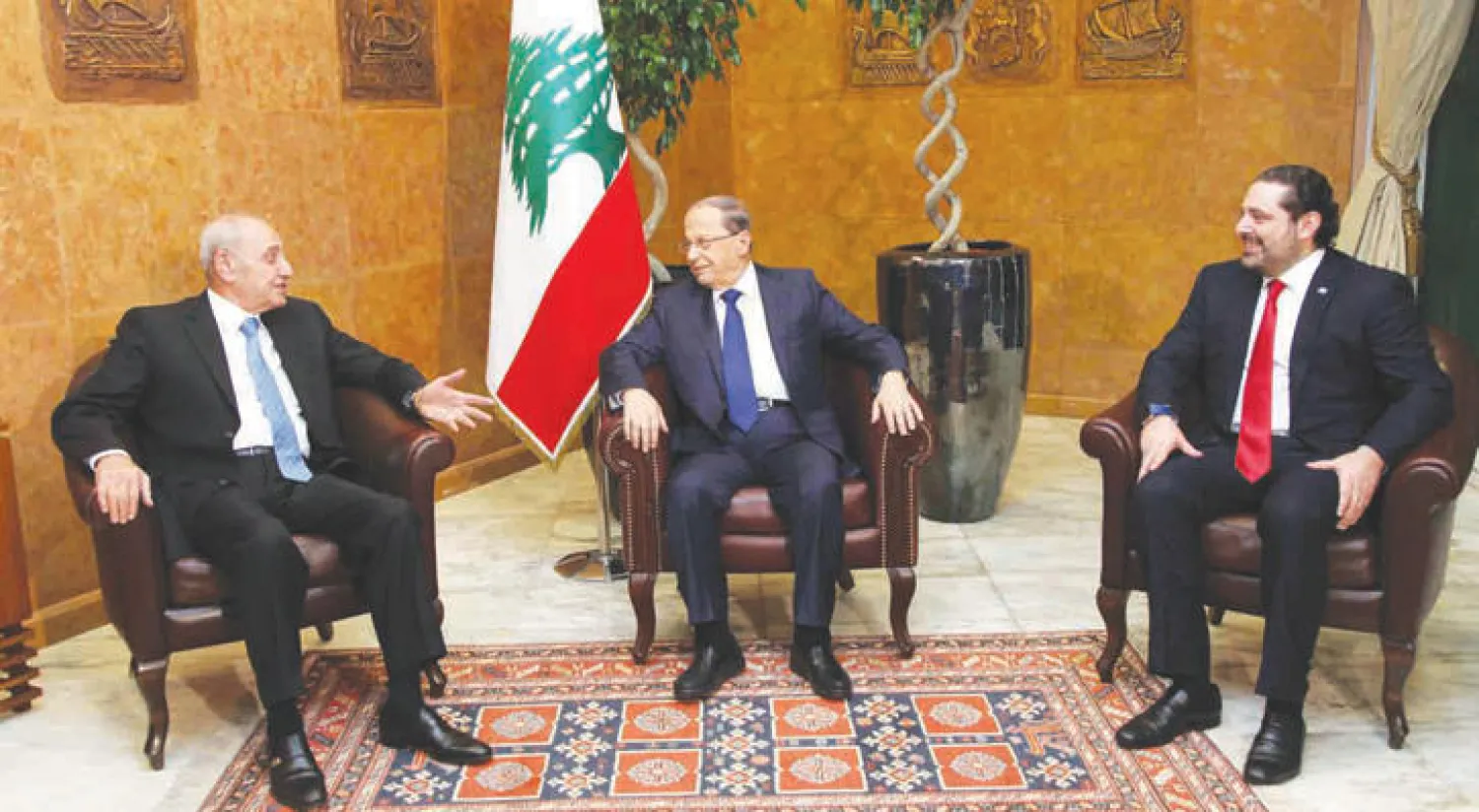 الرئيس اللبناني يتوسط رئيس الحكومة ورئيس مجلس النواب  لدى استقبالهما في قصر بعبدا أمس (رويترز)