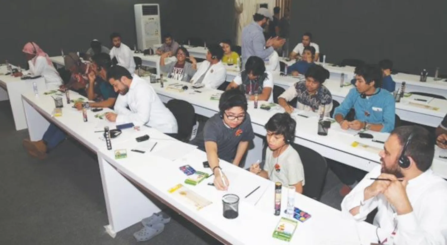 مشاركون من مختلف الأعمار في ورشة الرسم ({الشرق الأوسط})