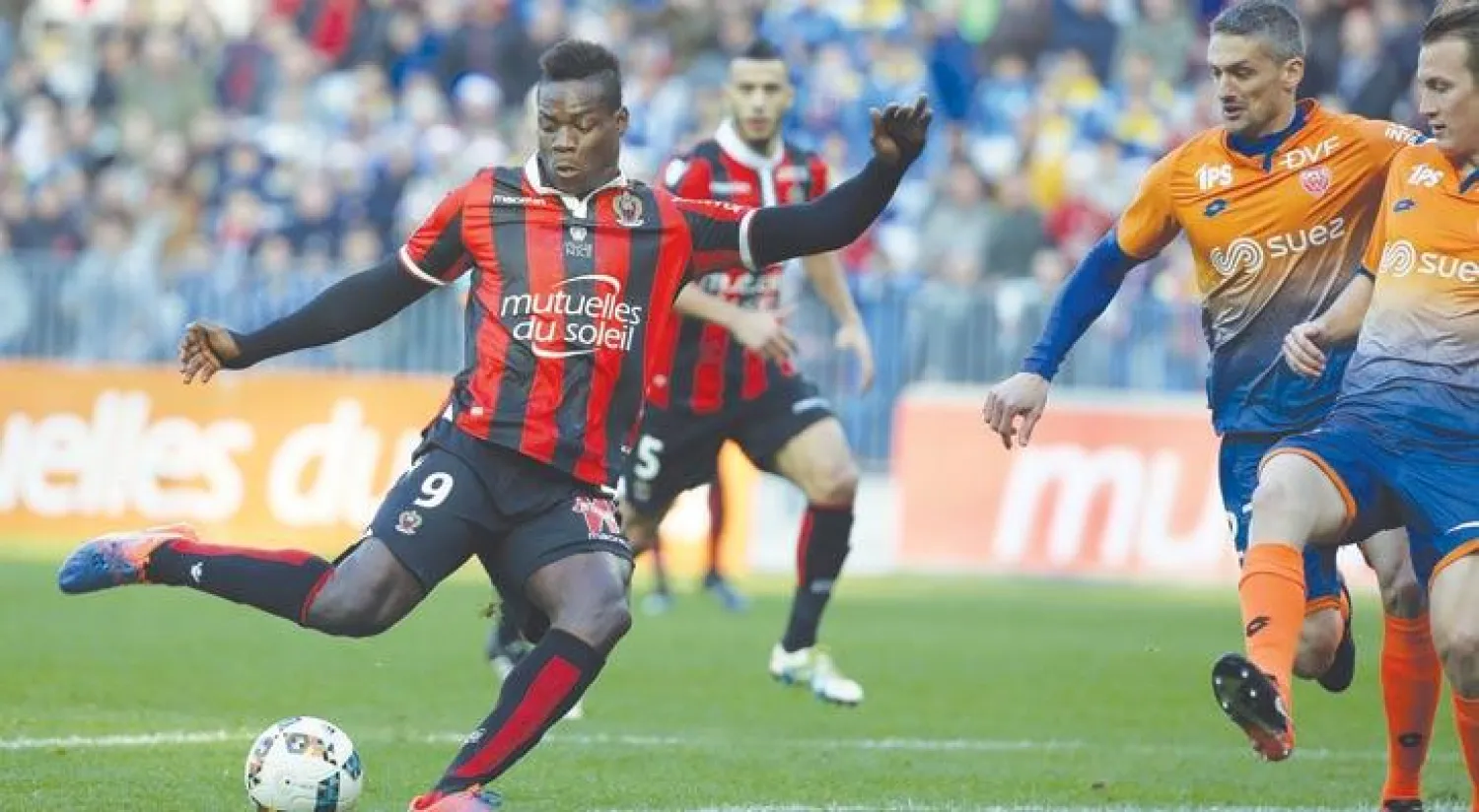 بالوتيلي نجم نيس يسدد نحو مرمى ديجون (رويترز)