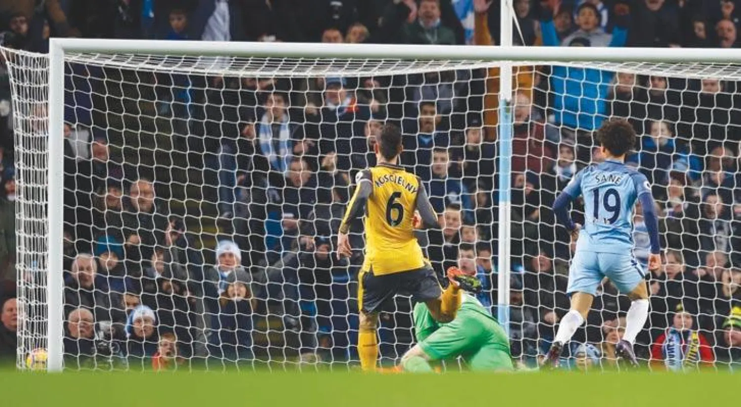 ساني مهاجم سيتي (يمين) يسجل في شباك تشيك حارس آرسنال (رويترز)