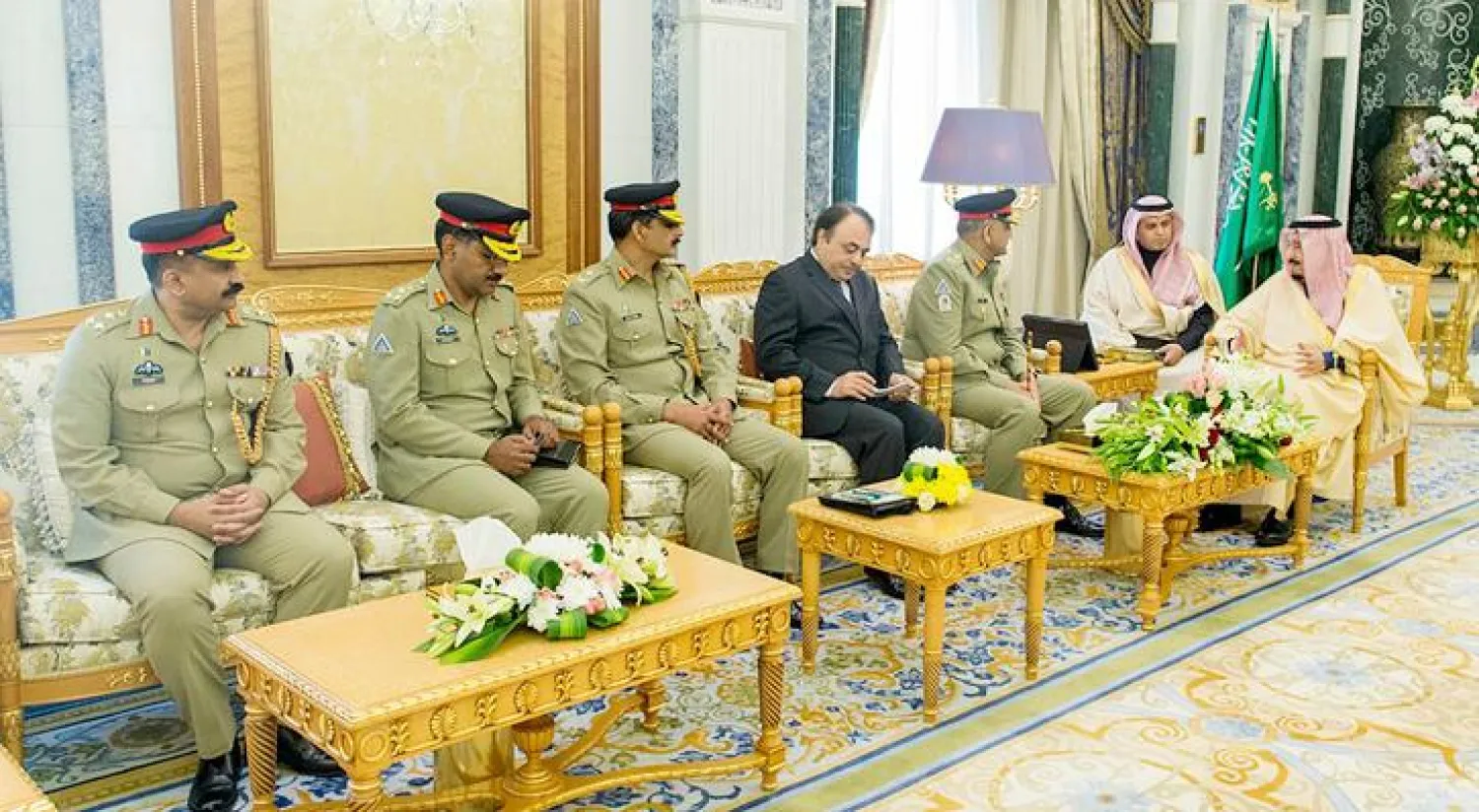 خادم الحرمين الشريفين يستقبل قائد الجيش الباكستاني