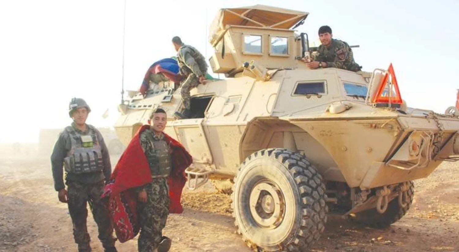 القوات المسلحة الأفغانية تستعد لشن هجوم ضد طالبان بمنطقة لشكر غاه في أفغانستان أول من أمس (إ.ب.أ)