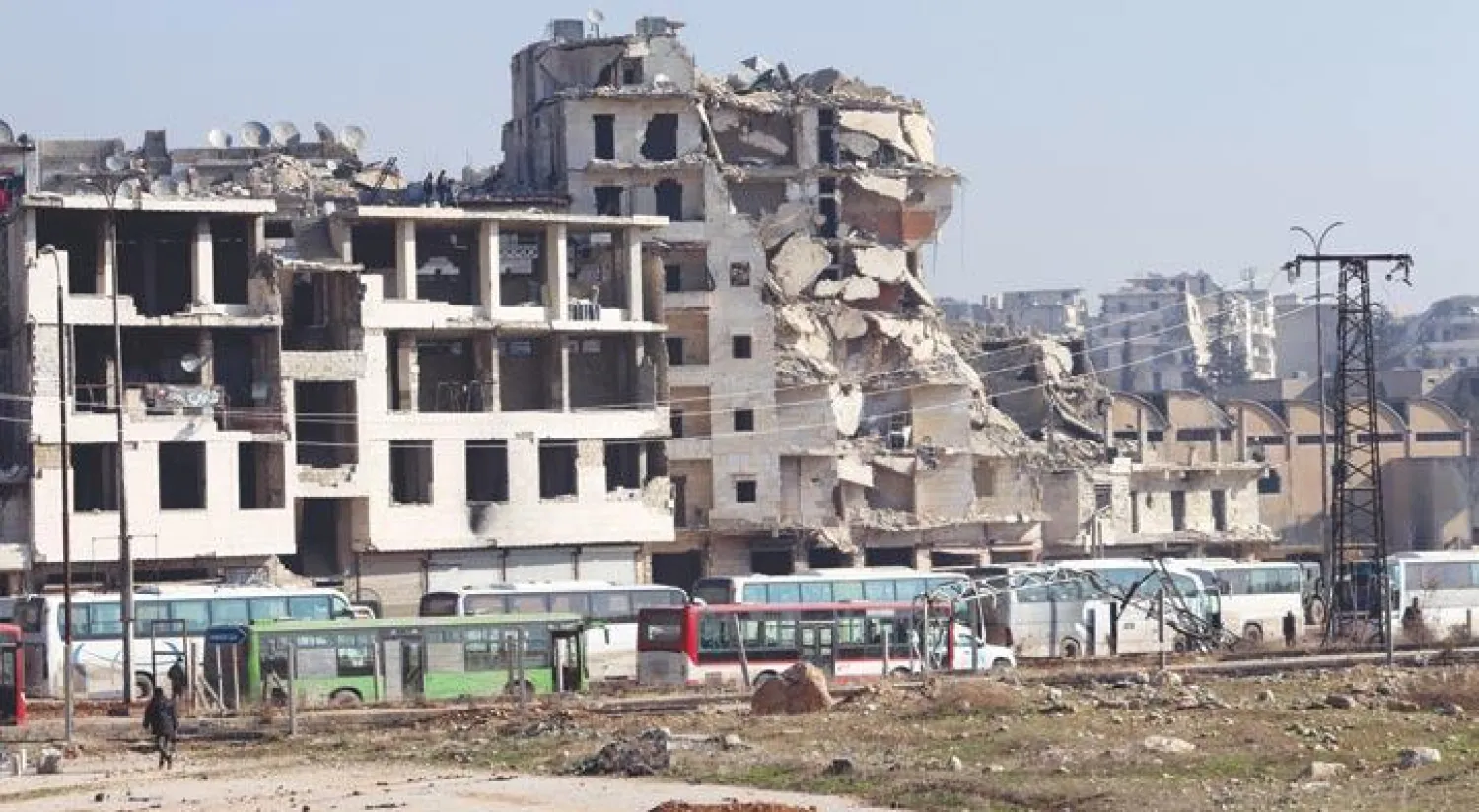 الحافلات التي تنقل مقاتلين ومدنيين من شرق حلب باتجاه محافظة إدلب أو ريف حلب الغربي كما بدت أمس (إ.ب.أ)