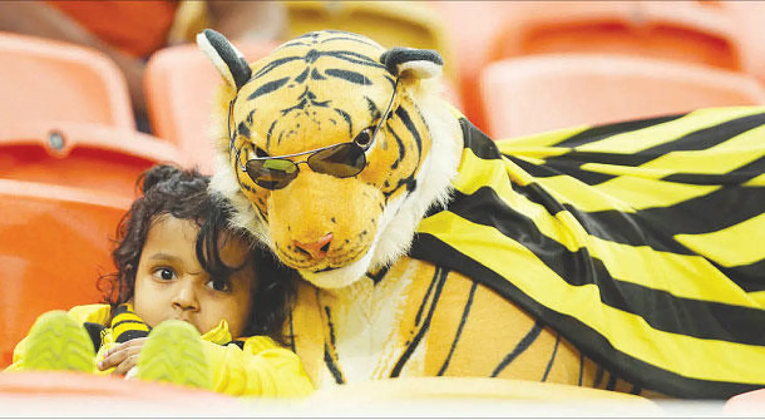 طفلة اتحادية في مدرجات ملعب جدة خلال مباراة الفتح الأخيرة (تصوير: محمد المانع)