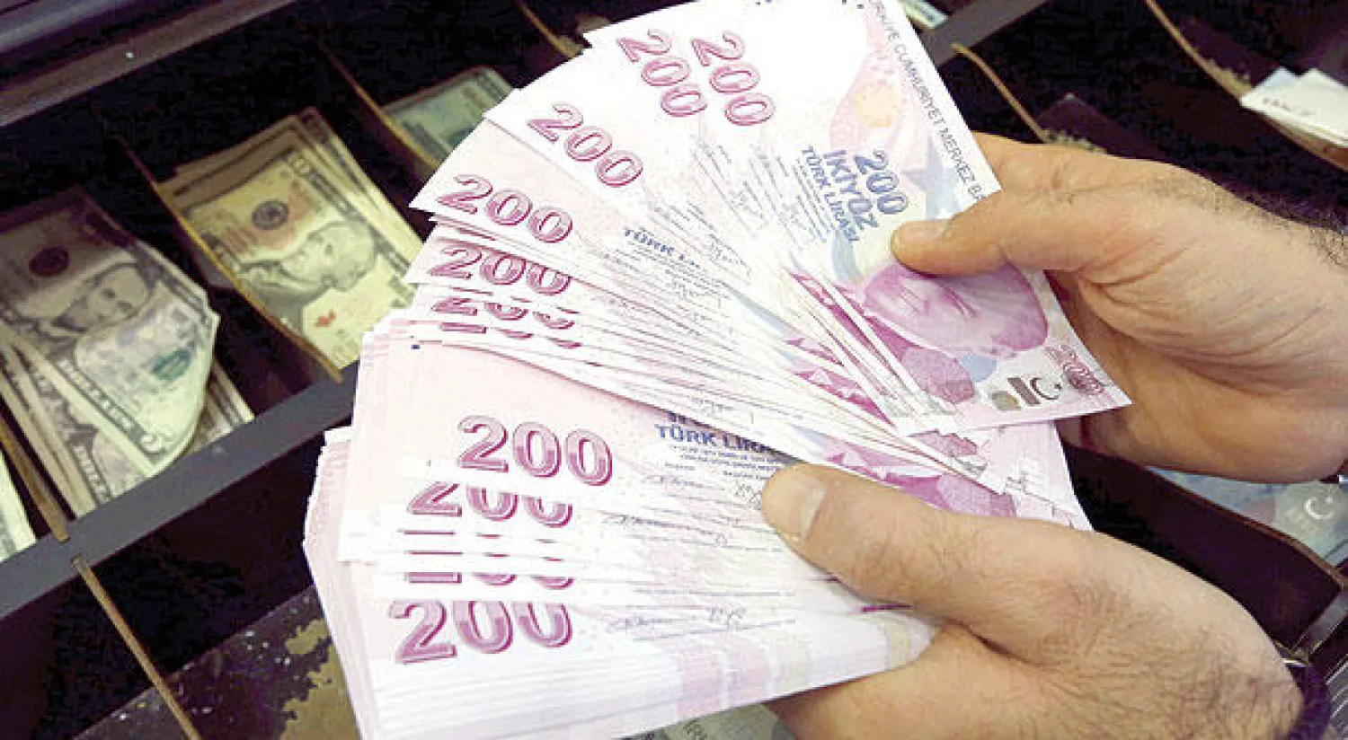 الليرة التركية عاودت ارتفاعها مقابل الدولار بعدما هبطت قليلاً إثر اغتيال السفير الروسي (رويترز)