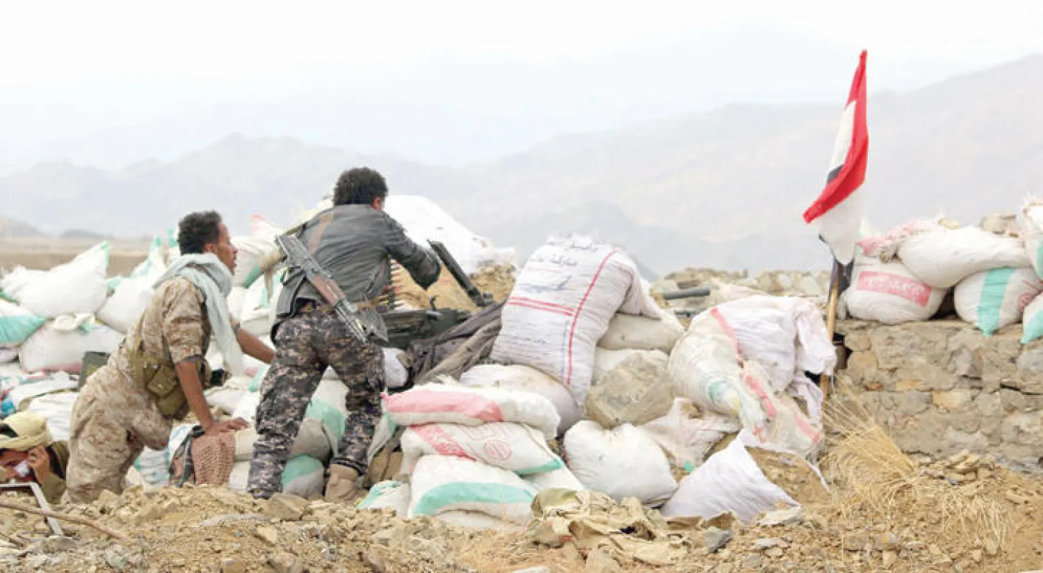 مقاتلان من الموالين للرئيس اليمني عبد ربه منصور هادي في حالة تأهب بإحدى جبهات تعز أول من أمس (أ.ف.ب)
