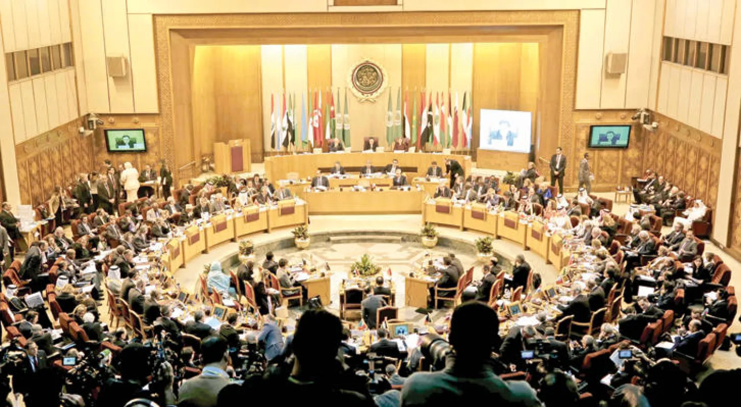 وزراء الخارجية العرب والأوروبيون خلال اجتماعهم في مقر الجامعة العربية في القاهرة أمس (أ.ب)