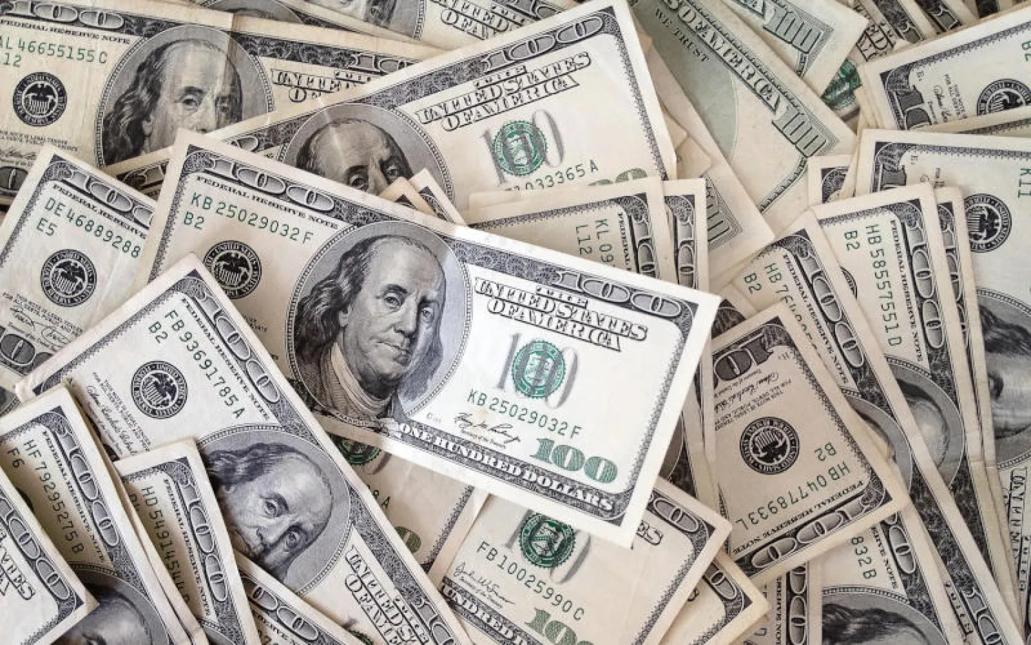 الدولار يرتفع قرب أعلى مستوى في 14 عامًا