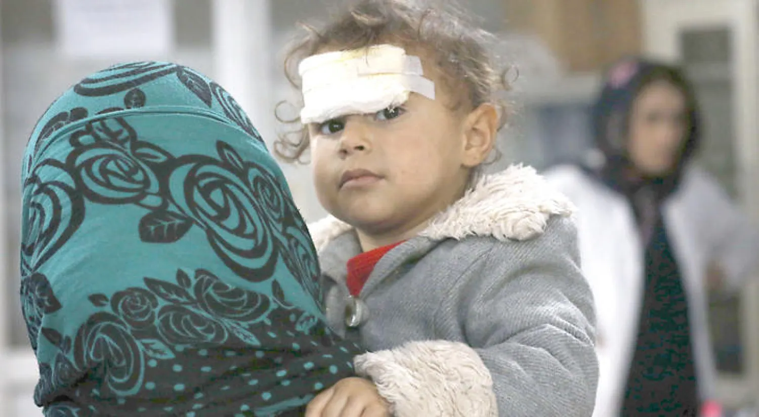 طفل أصيب خلال معارك الجانب الأيسر من الموصل يتلقى العلاج في مستشفى بأربيل (أ.ف.ب)