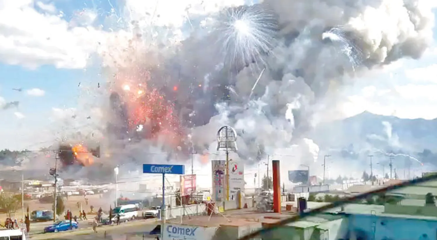 صورة تبين حجم وقوة الانفجار الذي تعرضت له سوق الألعاب النارية في المكسيك الذي أسفر عن مقتل 31 شخصًا على الأقل (أ.ف.ب)