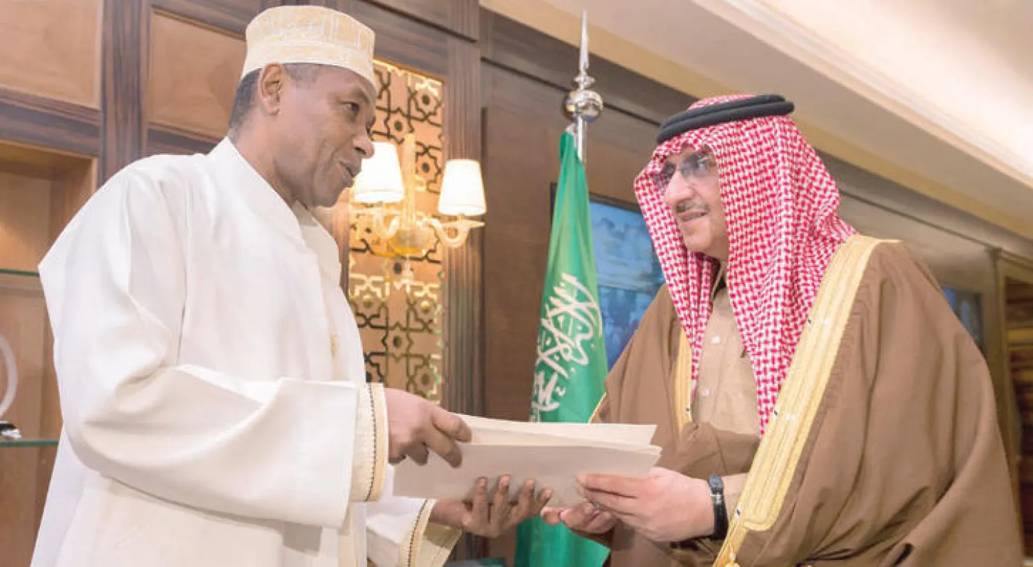 الأمير محمد بن نايف ولي العهد السعودي أثناء تسلمه من نائب الرئيس القمري مستدران عبده رسالة لخادم الحرمين الشريفين بعث بها رئيس جمهورية القمر المتحدة (واس)