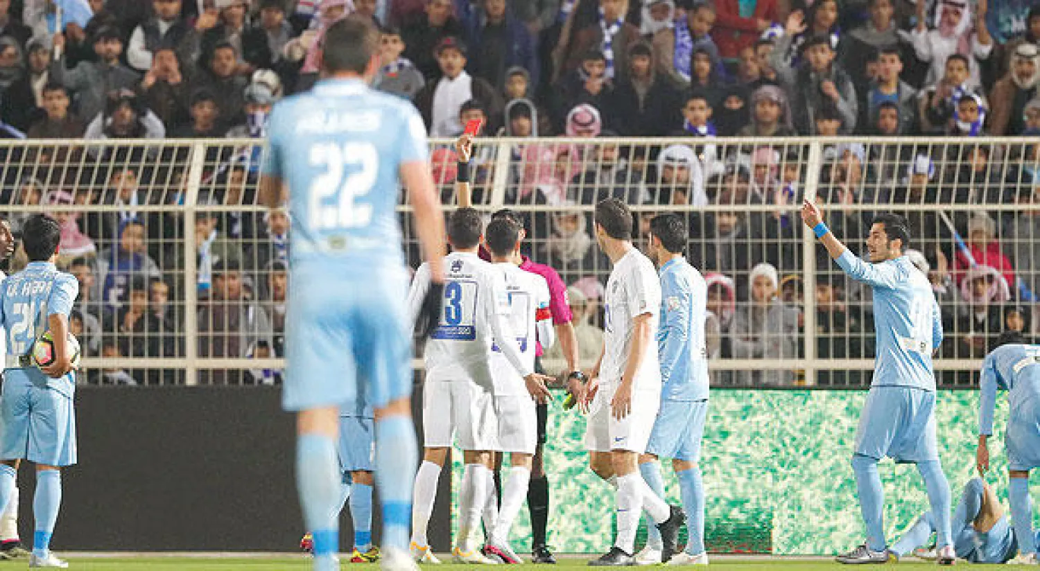 لاعبو الهلال يتحلقون حول حكم المباراة بعد طرد إدواردو (تصوير: علي العريفي)