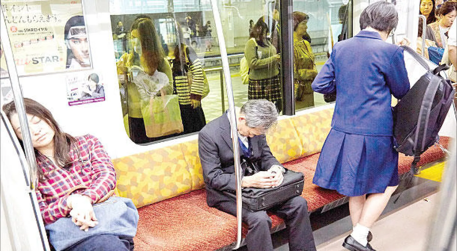 يطلق على تقليد النوم في الأماكن العامة لفظ «إينيموري» الذي يعني «النوم أثناء الحضور» (نيويورك تايمز)