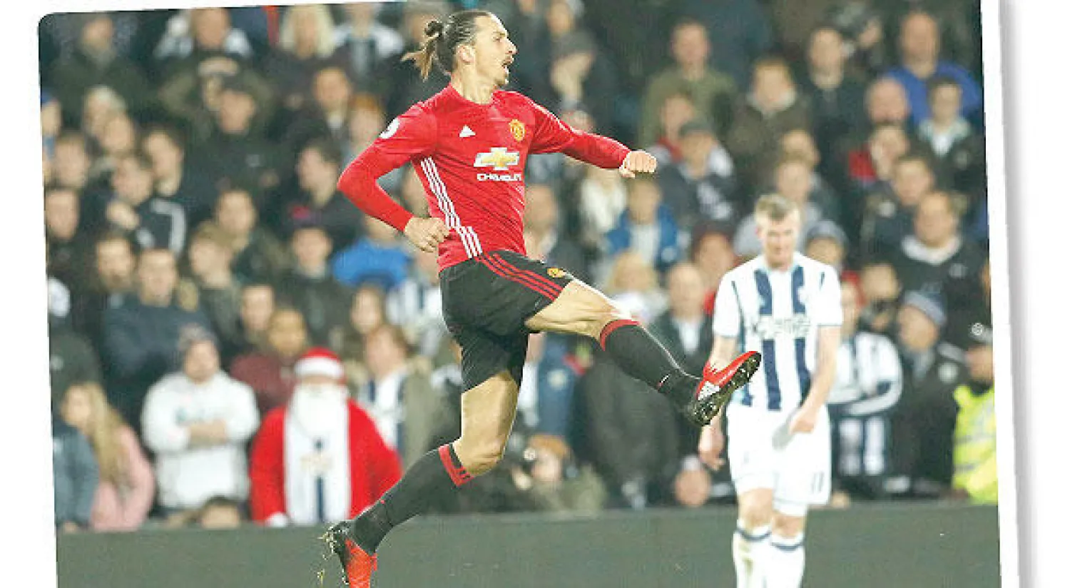 إبراهيموفيتش يحتفل بعد أن سجل مرتين في مرمى وست بروميتش (رويترز)