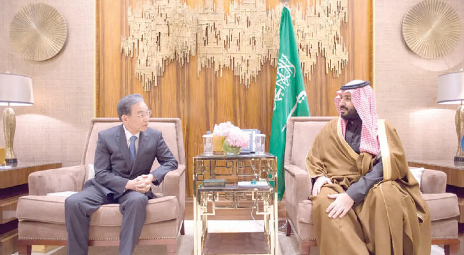 الأمير محمد بن سلمان لدى لقائه الرئيس التنفيذي لبورصة اليابان أكيرا كيوتا في الرياض أول من أمس (واس)