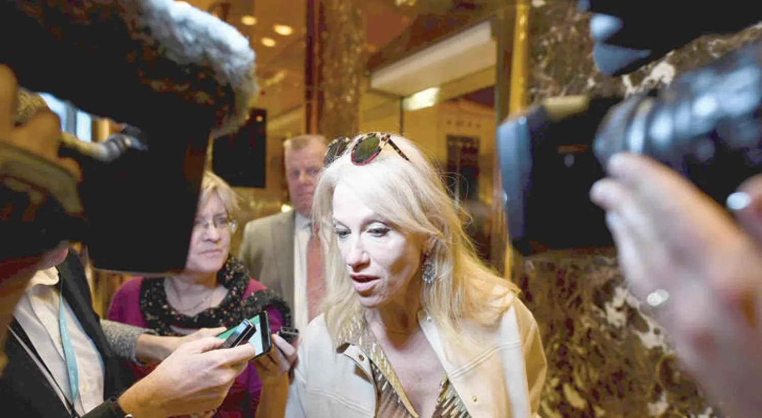 مستشارة ترامب كليان كونواي تجيب عن أسئلة الصحافيين لدى وصولها إلى برج ترامب في صورة تعود إلى الشهر الماضي (أ.ف.ب)