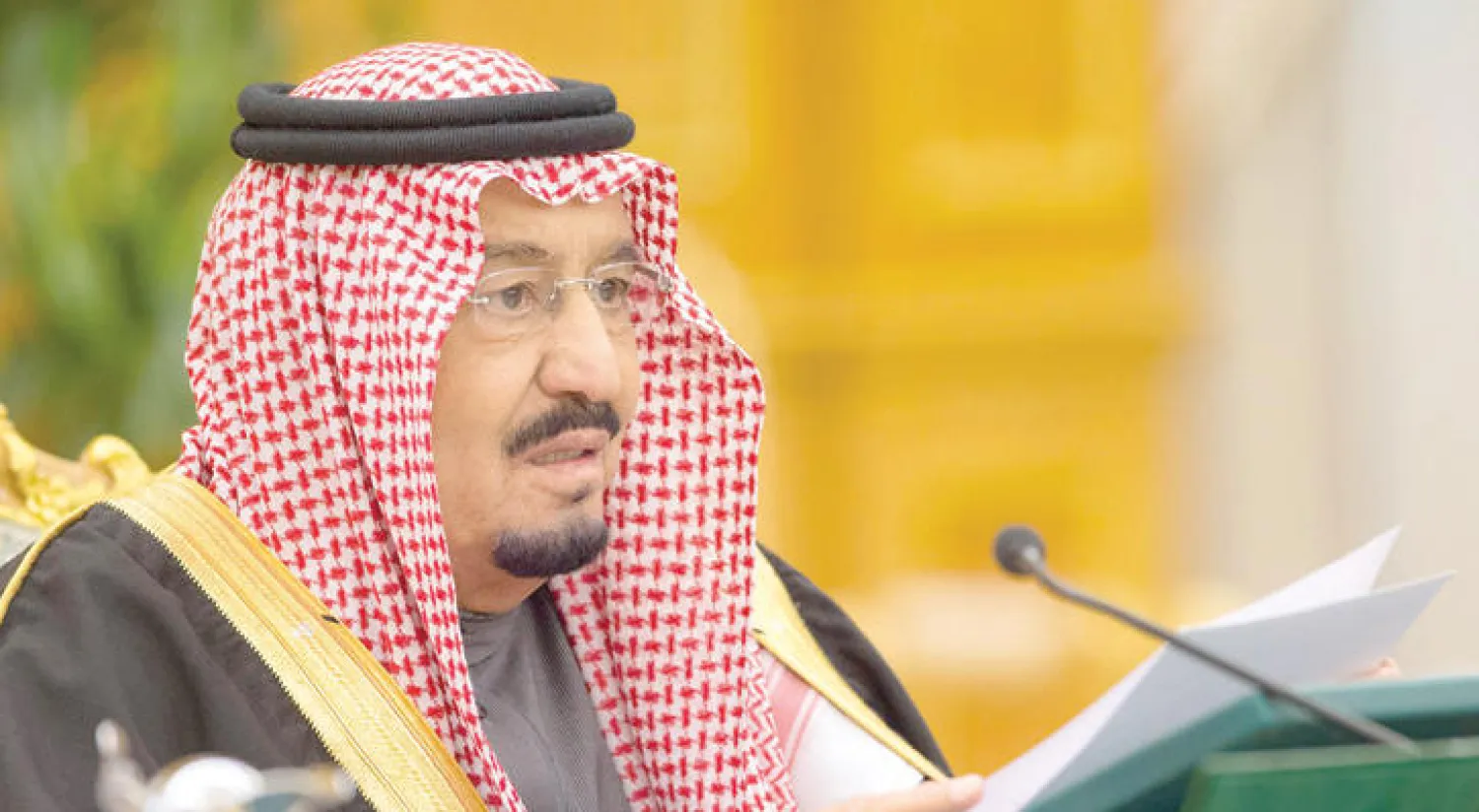 الملك سلمان بن عبد العزيز لدى إلقائه كلمة بمناسبة إعلان الموازنة السعودية الجديدة في الرياض أمس (واس)