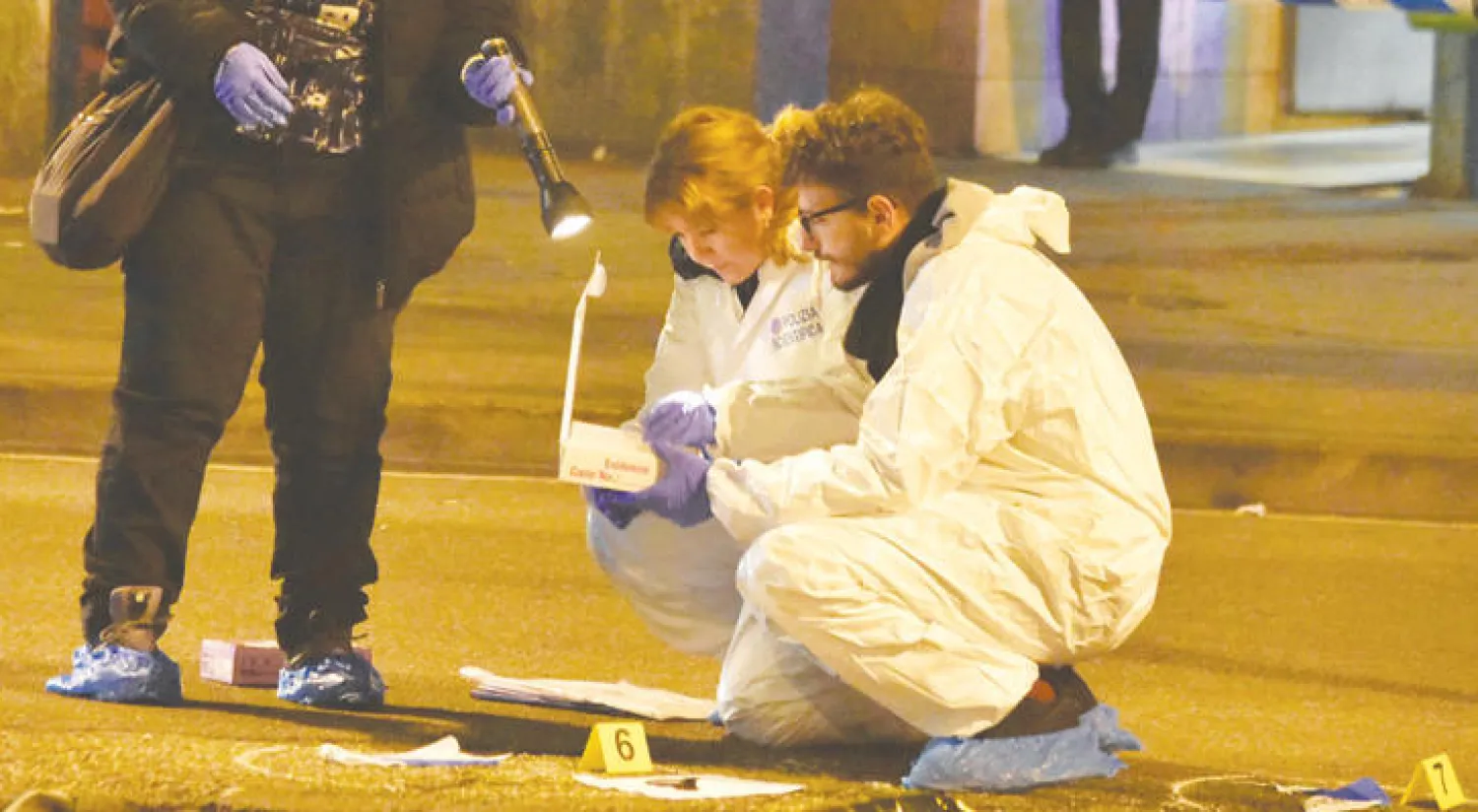 ضباط البحث الجنائي الإيطاليون يجمعون الأدلة أمس بالقرب من موقع مقتل أنيس العامري منفذ هجوم الدهس في برلين (رويترز)