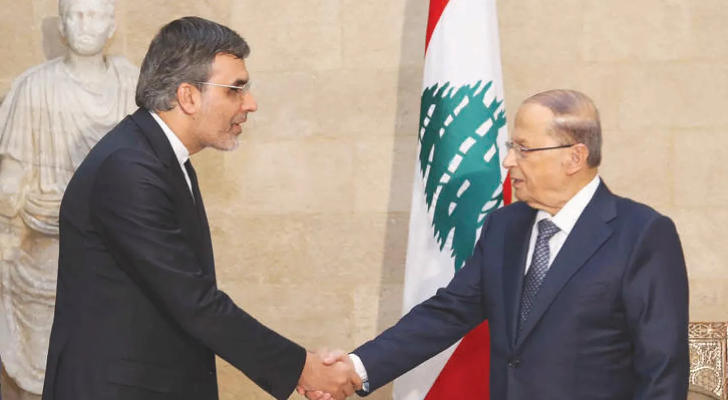 الرئيس اللبناني مصافحا نائب وزير الخارجية الإيراني في بيروت أمس (دالاتي ونهرا)